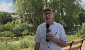 Hochwasserexperte Holger Schüttrumpf am 1. Juli 2026 an der Ahr bei Bad Neuenahr. - Foto: gik
