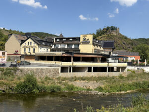 Das Hotel zur Post in Altenahr am 1. Juli 2026, fünf Jahre nach der Ahrflut. - Foto: gik
