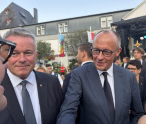 Gordon Schnieder und Friedrich merz beim Bad in der Menge auf dem Marktplatz in Ahrweiler. - Foto: gik