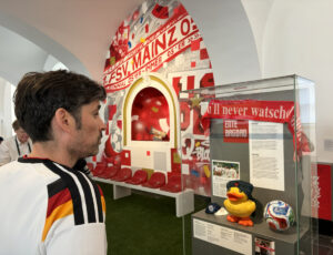 Kulturminister Sven Teuber (SPD) im Fußballtrikot bei der Eröffnung der Ausstellung "Fußballfieber" im Mainzer Landesmuseum. - Foto: gik