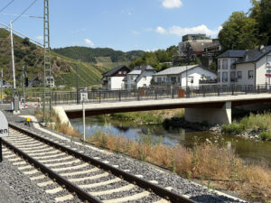 Neue Bahnstrecke, neue Brücke, neue Häuser: Dernau im Juli 2026. - Foto: gik
