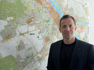 Lenkt jetzt seit drei Jahren die Geschicke der Landeshauptstadt Mainz: Oberbürgermeister Nino Haase (parteilos). - Foto: gik