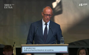 Rede von Bundeskanzler Friedrich Merz (CDU) zum 5. Jahrestag der Flutkatastrophe im Ahrtal. - Screenshot: gik