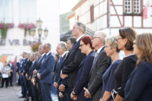 Für die SPD nahm am Dienstag Ex-Ministerpräsident Alexander Schweitzer, für die Grünen die Parlamentarische Geschäftsführerin Pia Schellhammer an der Gedenkfeier Teil. - Foto: SPD RLP