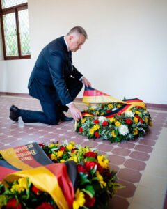 Ministerpräsident Gordon Schnieder (CDU) legte am Nachmittag einen Kranz am Friedhof am Ahrtor nieder. - Foto. Staatskanzlei RLP
