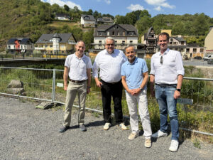 Experten der Zurich Versicherungsgruppe am 1. Juli auf Reise durchs Ahrtal, von links: Michael Szönyi, Direktor der Zurich Climate Resilience Alliance, Bernd Engelien, Horst Nussbaumer, Vorstand Zurich und Professor Matthias von Harten, Teamleiter Zurich Resilience Solutions. - Foto: gik