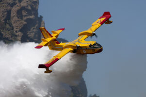 Ein legendäres Canadair-Löschflugzeug im Einsatz. - Foto: Maarten Visser via Wikipedia