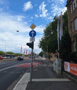 Von der Rheinallee aus ist nun neuerdings das Rechtsabbiegen und die Einfahrt in die Diether-von-Isenburg-Straße verboten - für Anwohner bedeutet das massive Umwege. - Foto: privat