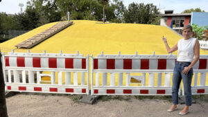 Der mehr als zwei Meter hohe "Spielberg" auf dem Schulhof auf dem Mainzer Hartenberg: Seit einem Jahr als zu gefährlich gesperrt. - Foto & Bericht: SWR