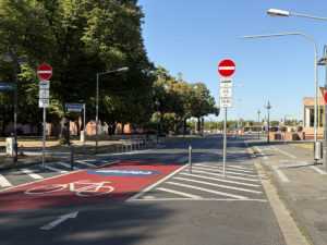 Die per "Modalfilter" gesperrte Große Bleiche im unteren Teilstück am Mainzer Landtag in Richtung Rhein: Keine Durchfahrt mehr für Pkw und private Busse. - Foto: gik