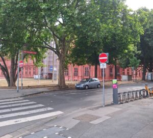 Mit der Sperrung der unteren Großen Bleiche für den Individualverkehr sperrte die Stadt Mainz auch die Zufahrt zur Diether-von-Isenburg-Straße von der Rheinallee aus. - Foto: privat