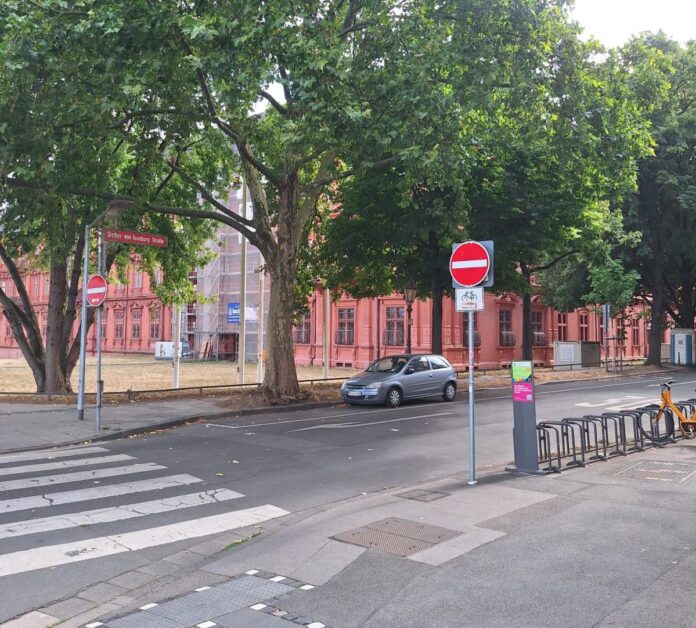 „Erheblicher Eingriff in Erreichbarkeit“: Anwohner im Isenburg-Karré in Mainz fordern Aufhebung der Sperrung der Großen Bleiche
