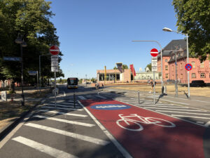 Der untere Teil der Großen Bleiche am Landtag in Richtung Rhein ist seit Ende Juli 2026 für jeglichen Individualverkehr gesperrt - hier dürfen nur noch Linienbusse, Taxen und Fahrräder lang. - Foto: gik