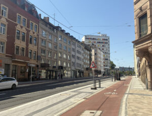 Gerade wurde in Mainz die neu gestaltete Binger Straße eingeweiht - ohne einen einzigen Baum. Neue kleine Bäume sollen im Herbst gepflanzt werden. - Foto: gik