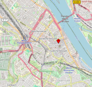 Bei Open Street Map sieht man sehr gut das Innenstadtgefüge von Mainz: Rot, Gelb oder Orange sind Straßen, auf denen man in die Innenstadt gelangt, oder durchfahren kann. Grau ist der gesamte Bereich ohne Autos, weiß sind kleine Stichstraßen oder verkehrsberuhigte Anwohnerstraßen. - Screenshot: gik