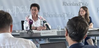 Schulstart in Mainz: Handyverbot bis Klasse 10 kommt – Zentrale Versprechen wie Lehrmittelfreiheit und Schuleingangsklassen fehlen noch