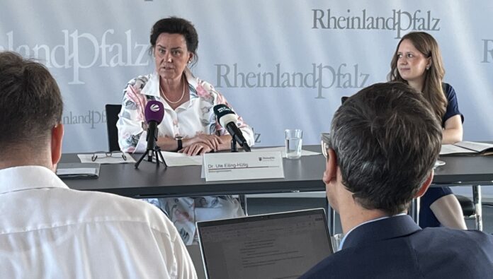 Schulstart in Mainz: Handyverbot bis Klasse 10 kommt – Zentrale Versprechen wie Lehrmittelfreiheit und Schuleingangsklassen fehlen noch