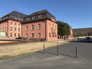 Poller riegeln seit Anfang August die Zufahrt von der Großen Bleiche in Richtung Deutschhausplatz und Mainzer Landtag ab: Hier verkehrten sonst Besucherbusse, Medienvertreter sowie Besucher des Landtags und Dienstlimousinen der rheinland-pfälzischen Landesregierung in Richtung Staatskanzlei. - Foto: gik