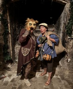 Dionysos' Gang in die Unterwelt: Probenszene aus "Die Frösche" mit dem "Theater in der Römischen Provinz". - Foto: Thüne