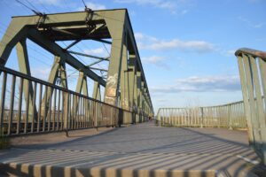 Der Fuß- und Radweg auf der Kaiserbrücke über den Rhein wird ab Dienstag für mindestens vier Wochen gesperrt. - Foto: gik
