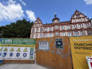 Der Römische Kaiser, Teil des Gutenberg Museums, mit dem großen Bauzaun am Gelände. - Foto: gik