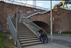 Die Treppenanlage zur Kaiserbrücke auf Mainzer Seite. - Foto: gik
