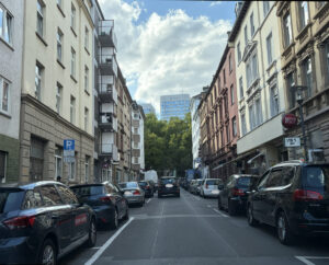 Ausgerechnet die enge Zanggasse, eigentlich eine ruhige Anwohner-Straße, wird jetzt zum Nadelöhr-Abfluss für das Bleichenviertel. - Foto: gik 