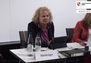Verkehrsdezernentin Janina Steinkrüger (Grüne) am Mittwoch im Mainzer Stadtrat: Plötzlich kein Geld mehr für den Null-Euro-Samstag. - Screenshot: gik  