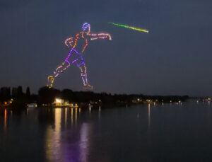 Die Drohnenshow zur Mainzer Johannisnacht 2026 zeigte ausschließlich Motive aus dem Sport, hier ein Speerwerfer. - Foto: gik