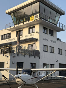 Der Flugplatz in Mainz-Finthen mit seinem markanten Tower, der am Wochenende besichtigt werden kann. .- Foto: gik