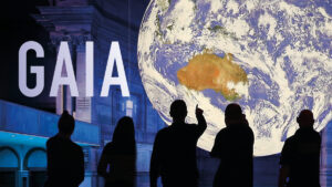 GAIA in der Christuskirche: Eine leuchtende, schwebende Erde ist ab diesem Sonntag, den 13. September 2026, in Mainz zu besichtigen. - Foto: Kollage semardesign