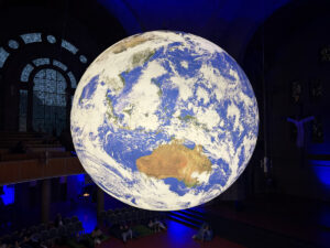 Der Erdball auf Augenhöhe: Auch von der Empore der Christuskirche eröffnen sich noch einmal ganz neue Perspektiven. - Foto: gik 