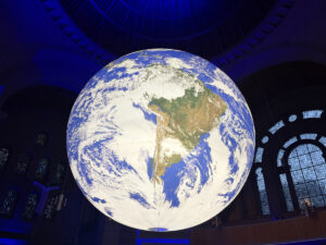 Magisch-mystisches Erlebnis: Die schwebende Weltkugel in der Christuskirche bei Nacht. - Foto: gik