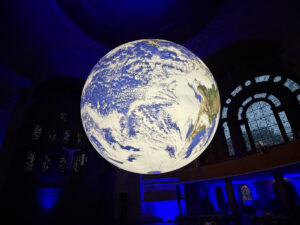 Die Weltkugel schwebt wie von Zauberhand im Kirchenschiff: GAIA in der Mainzer Christuskirche. - Foto: gik 