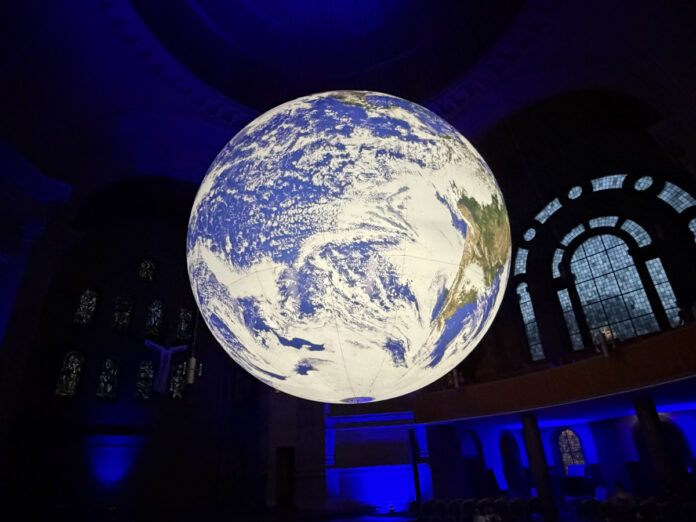 Schwebende Erdkugel in der Christuskirche in Mainz: Installation GAIA nur noch bis 04.10.2026 zu sehen – Finale am Samstag