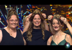 Am Ende strahlte Paula Löber (Mitte): Die 29-Jährige ist die 78. Deutsche Weinkönigin, Kathrin Knieriem (links) aus Rheinhessen und Natalie Schäfter aus Württemberg stehen ihr als Deutsche Weinprinzessinnen zur Seite. - Screenshot: gik