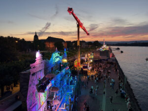 Der Rummel am Mainzer Rheinufer am Montagabend der Johannisnacht, das Foto entstand um 22.07 Uhr, die Drohnenshow begann um 22.30 Uhr. - Foto: gik