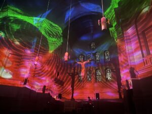 Bei der "Nacht der Offenen Kirchen" können die Besucher oft magische Lichtspiele in den Kirchenräumen erleben - wie hier in der Christuskirche in Mainz. - Foto: Juliane Diehl