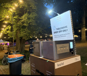 Acht solche Pfandautomaten sind auf dem Mainzer Weinmarkt verteilt, meist an Wegen und flankiert mit Mülltonnen. - Foto: gik