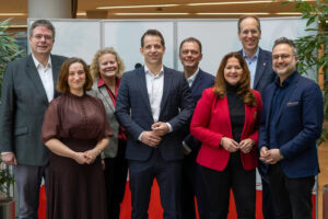 Der aktuelle Mainzer Stadtvorstand (von links): Karsten Lange (CDU, Ordnung), Jana Schmöller (SPD, Soziales), Janina Steinkrüger (Grüne, Verkehr udn Umwelt), OB Nino Haase (parteilos), Daniel Köbler (Grüne, Finanzen, Sport), Manuela Matz (CDU, Wirtschaft), Ludwig Holle (CDU, Bauen), Ata Delbasteh (SPD, Schule). - Foto: Stadt Mainz