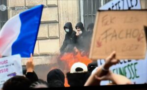 Autonome warten am Rande einer Demo in Frankreich auf ihren Einsatz kleiner - Screenshot gik