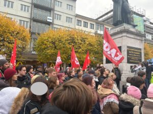 Demo "GenZ regelt" am Samstag in Mainz mit Fahnen der marxistischen Sozialistischen Deutschen Arbeiterjugend (SDAJ). - Foto: Urban