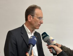 Unter Druck: Baudezernent Ludwig Holle (CDU) in Interviews nach der Pressekonferenz der Stadt Mainz. - Foto: gik