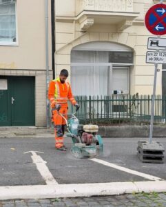 Entfernung einer illegalen Markierung in Wiesbaden. - Foto: Stadt Wiesbaden