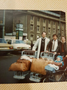 Familie Haase nach der Ausbürgerung aus der DDR bei ihrer Ankunft in Westdeutschland. - Foto: Nino Haase privat