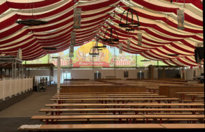 Das leere, aber fertige Festzelt für das 20. Mainzer Oktoberfest am Mittwoch auf dem Messegelände. - Foto: gik 