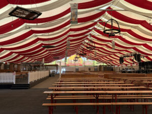 Das leere Festzelt des Mainzer Oktoberfestes: Die Stadt Mainz genehmigt das Fest weiter nicht, hier noch ein Blick in das alte Zelt. - Foto: gik