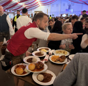 Stress hatten die Kellner beim Ausliefern von Essen und Mass bier. - Foto: gik