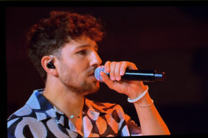 Blieb unter seinen Möglichkeiten: Marvin Hollederer bei seinem Auftritt in der Battle bei "The Voice" am Samstagabend auf Pro7. - Screenshot: gik