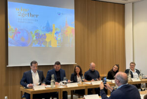 Pressekonferenz zum Weinfestival Wine2gether mit (von links) OB Nino Haase (parteilos) und Rheinhessenwein-Vorsitzendem Stefan Braunewell. - Foto: gik
